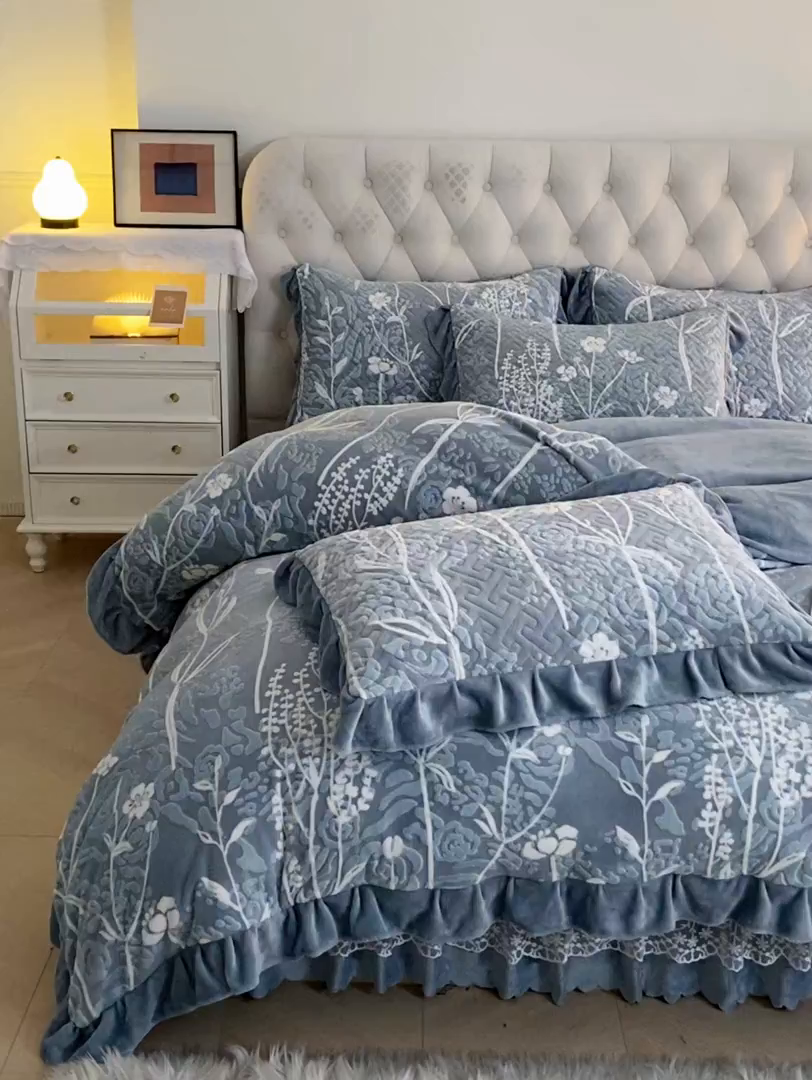 91家纺网 家纺一手货源 找家纺 畅畅家纺 2025新款11斤高克重新款韩版烂花牛奶绒冬季加厚床盖四件套系列 雾里看花-雾蓝