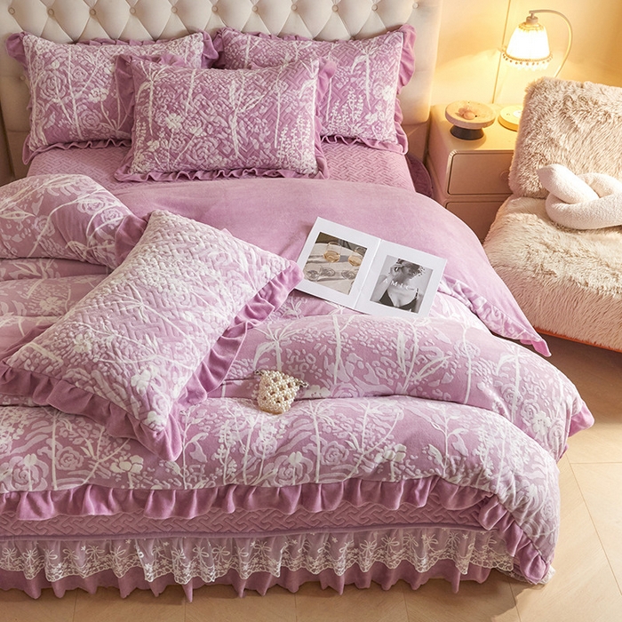 91家纺网 家纺一手货源 找家纺 畅畅家纺 2025新款11斤高克重新款韩版烂花牛奶绒冬季加厚床盖四件套系列 雾里看花-雪青紫