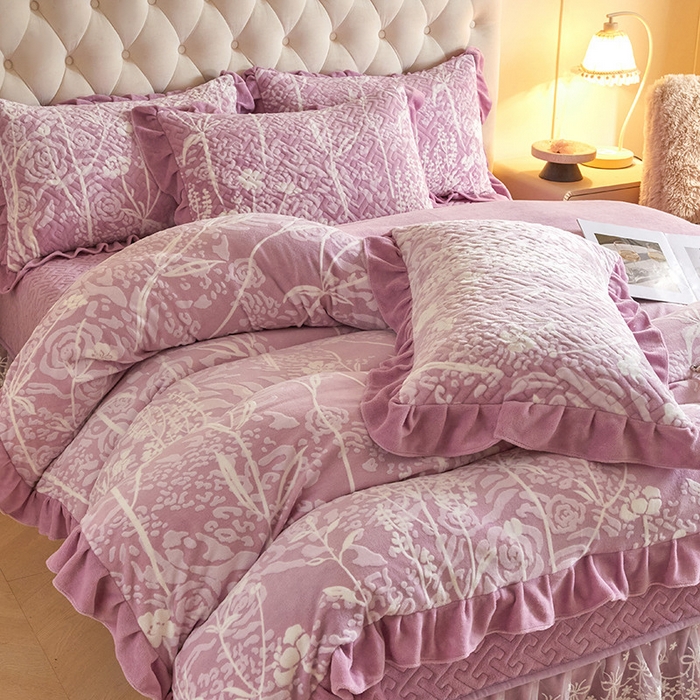 91家纺网 家纺一手货源 找家纺 畅畅家纺 2025新款11斤高克重新款韩版烂花牛奶绒冬季加厚床盖四件套系列 雾里看花-雪青紫