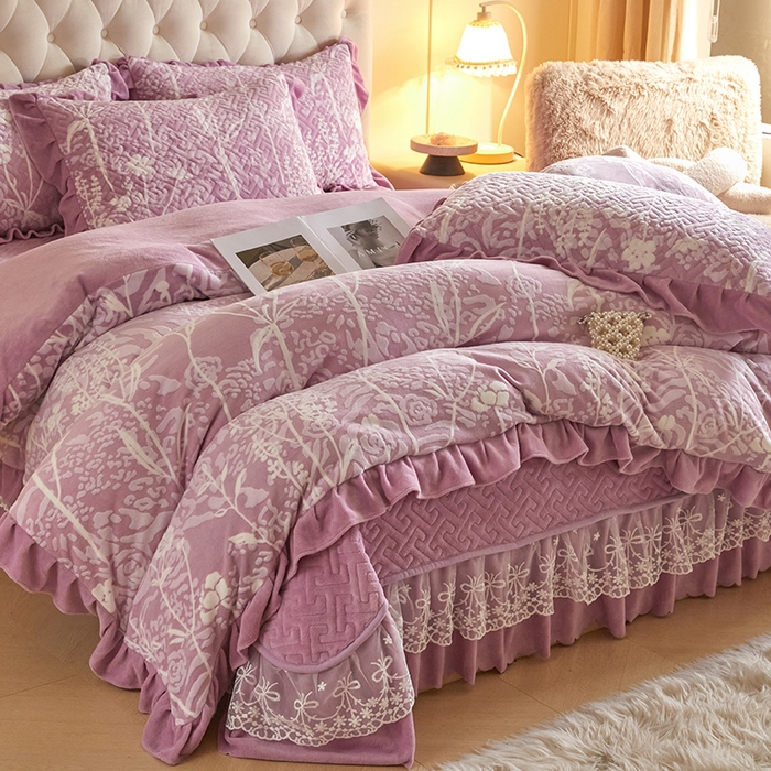 91家纺网 家纺一手货源 找家纺 畅畅家纺 2025新款11斤高克重新款韩版烂花牛奶绒冬季加厚床盖四件套系列 雾里看花-雪青紫