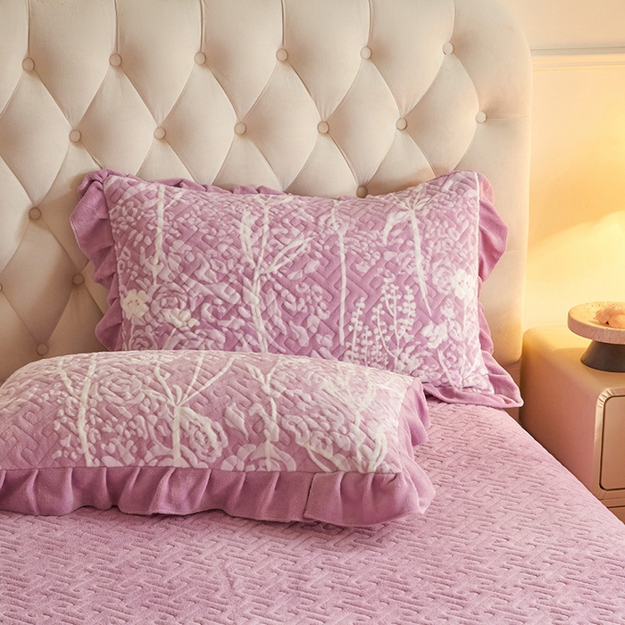 91家纺网 家纺一手货源 找家纺 畅畅家纺 2025新款11斤高克重新款韩版烂花牛奶绒冬季加厚床盖四件套系列 雾里看花-雪青紫