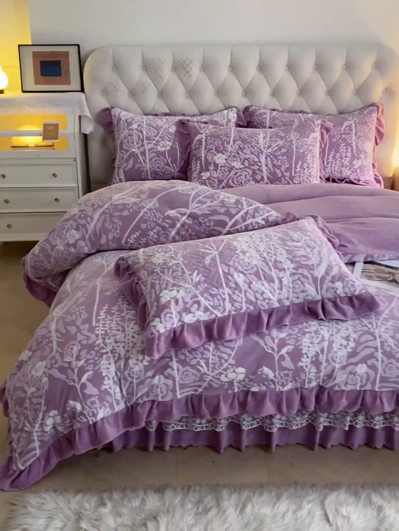 91家纺网 家纺一手货源 找家纺 畅畅家纺 2025新款11斤高克重新款韩版烂花牛奶绒冬季加厚床盖四件套系列 雾里看花-雪青紫