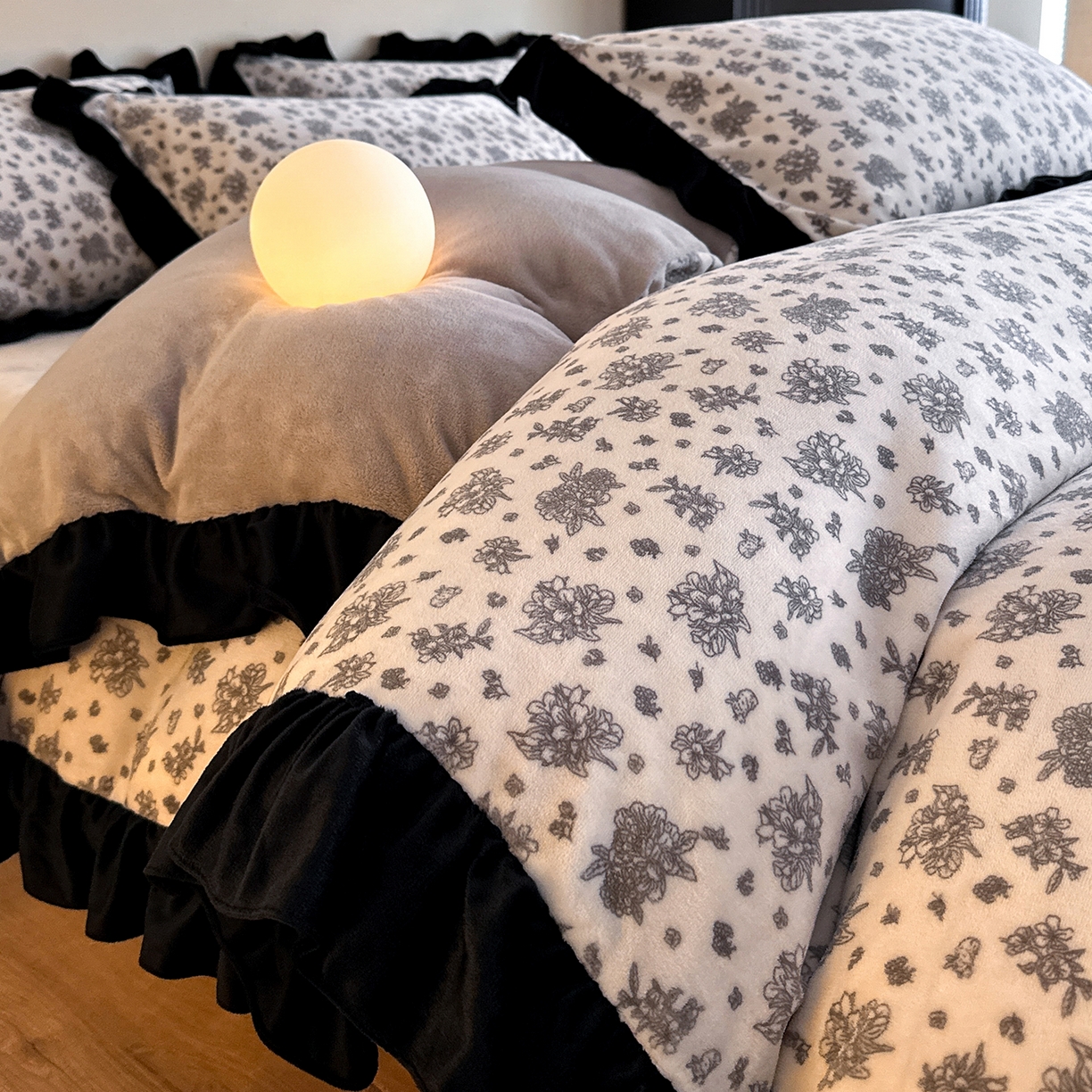 91家纺网 家纺一手货源 找家纺 （总）三朵家纺 2025新款秋冬法式复古风法莱绒花边四件套