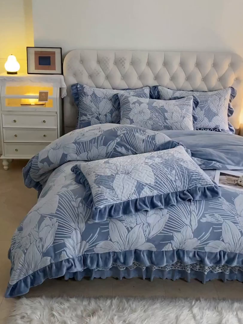 91家纺网 家纺一手货源 找家纺 畅畅家纺 2025新款11斤高克重新款韩版烂花牛奶绒冬季加厚床盖四件套系列 幽兰-海蓝