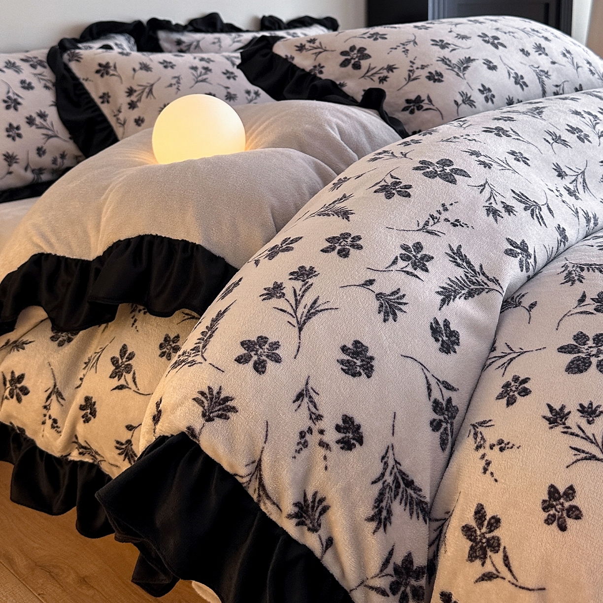 91家纺网 家纺一手货源 找家纺 （总）三朵家纺 2025新款秋冬法式复古风法莱绒花边四件套