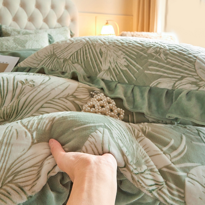 91家纺网 家纺一手货源 找家纺 畅畅家纺 2025新款11斤高克重新款韩版烂花牛奶绒冬季加厚床盖四件套系列 幽兰-海藻青