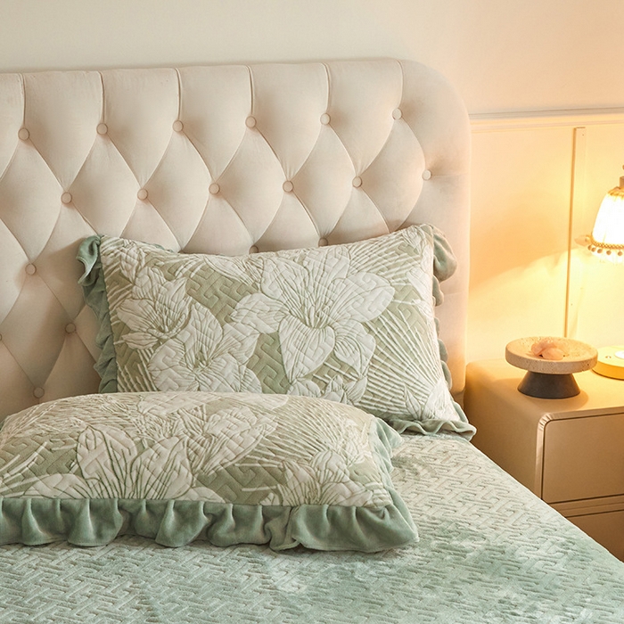 91家纺网 家纺一手货源 找家纺 畅畅家纺 2025新款11斤高克重新款韩版烂花牛奶绒冬季加厚床盖四件套系列 幽兰-海藻青