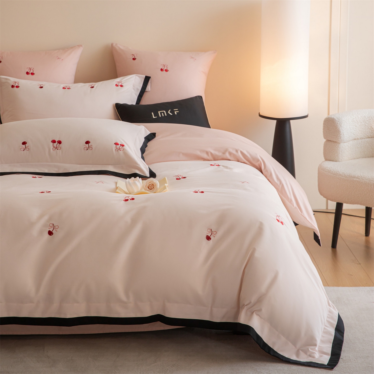 91家纺网 家纺一手货源 找家纺 （总）蓝米卡夫 2025秋冬-全棉60支磨毛绣花-小确樱桃系列（礼盒包装）提供买家秀