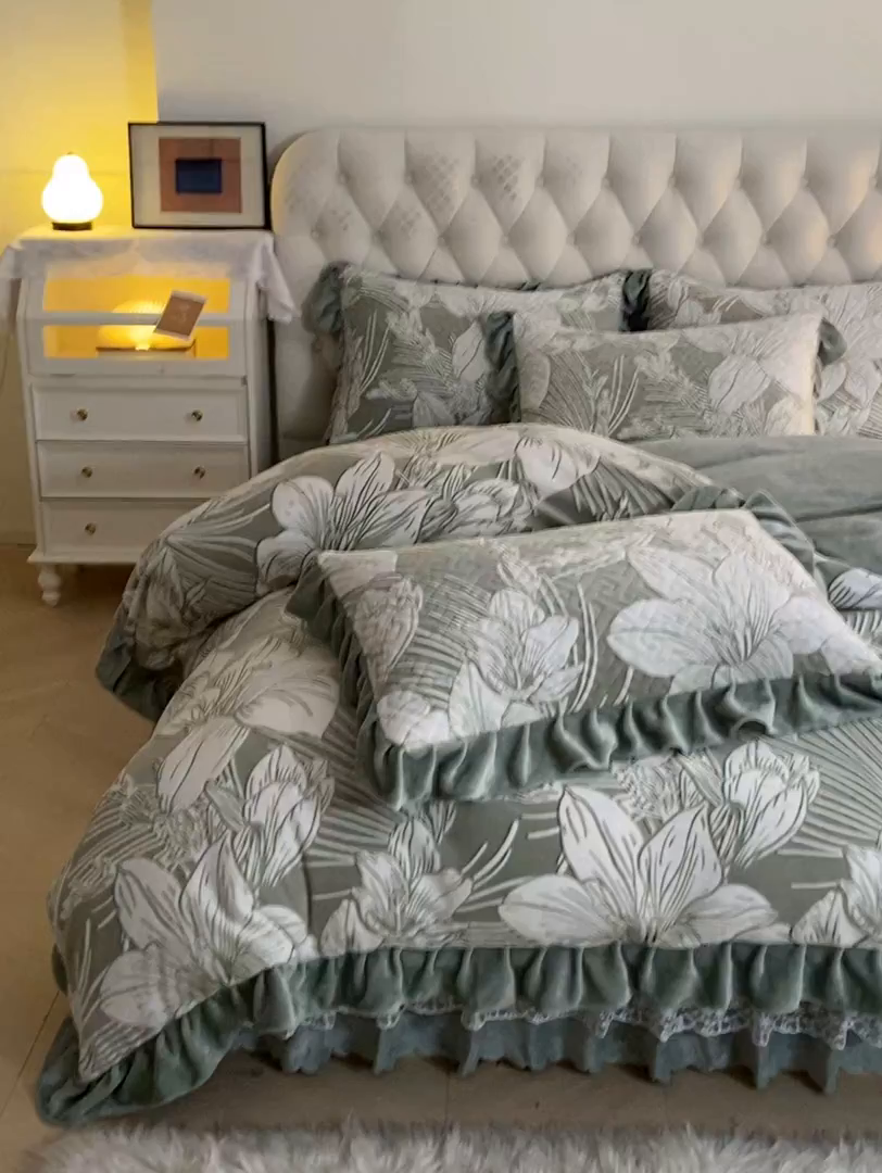 91家纺网 家纺一手货源 找家纺 畅畅家纺 2025新款11斤高克重新款韩版烂花牛奶绒冬季加厚床盖四件套系列 幽兰-海藻青