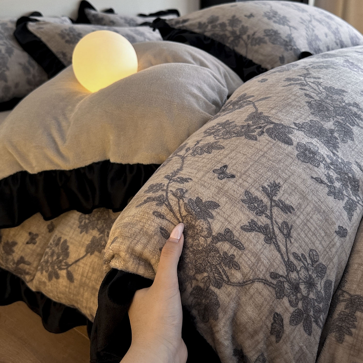 91家纺网 家纺一手货源 找家纺 三朵家纺 2025新款秋冬法式复古风法莱绒花边四件套 芳华