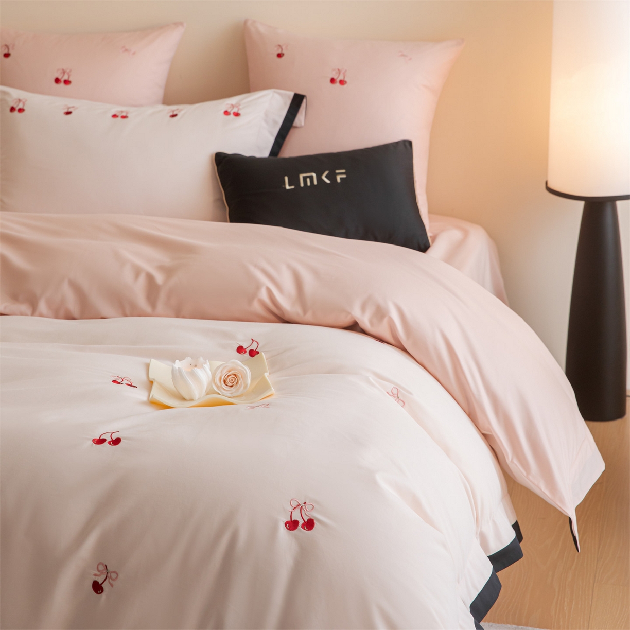 91家纺网 家纺一手货源 找家纺 蓝米卡夫 2025秋冬-全棉60支磨毛绣花-小确樱桃系列（礼盒包装）提供买家秀 小确樱桃-粉