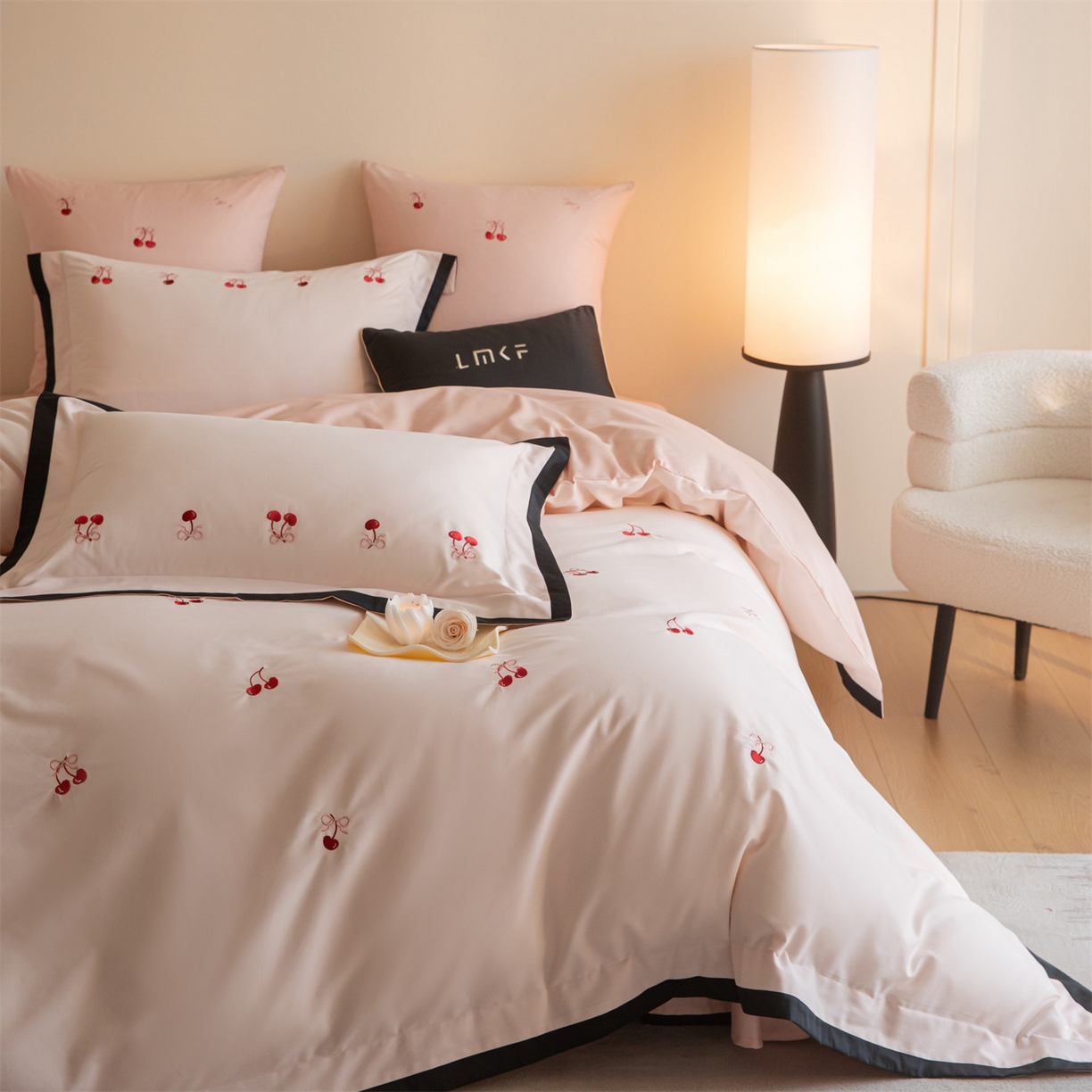 91家纺网 家纺一手货源 找家纺 蓝米卡夫 2025秋冬-全棉60支磨毛绣花-小确樱桃系列（礼盒包装）提供买家秀 小确樱桃-粉