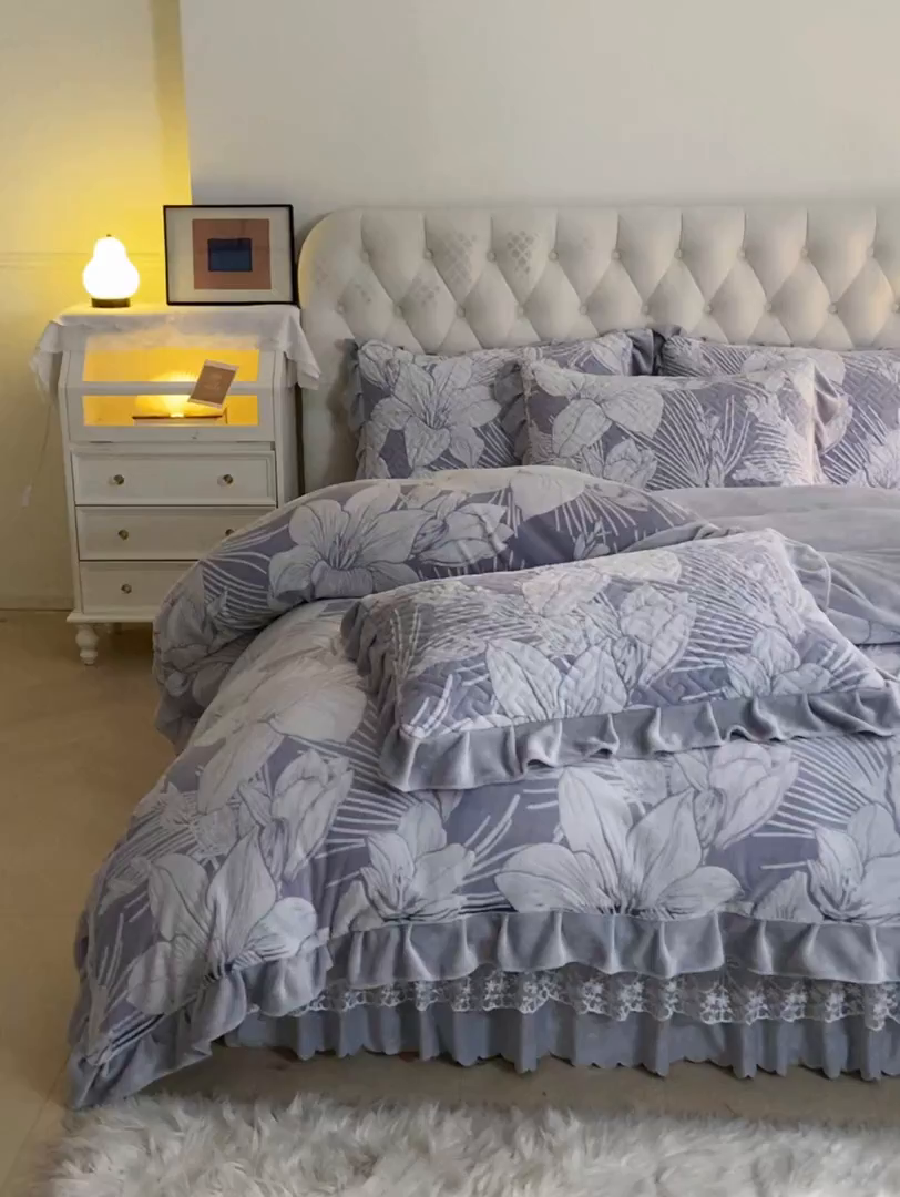 91家纺网 家纺一手货源 找家纺 畅畅家纺 2025新款11斤高克重新款韩版烂花牛奶绒冬季加厚床盖四件套系列 幽兰-灰紫