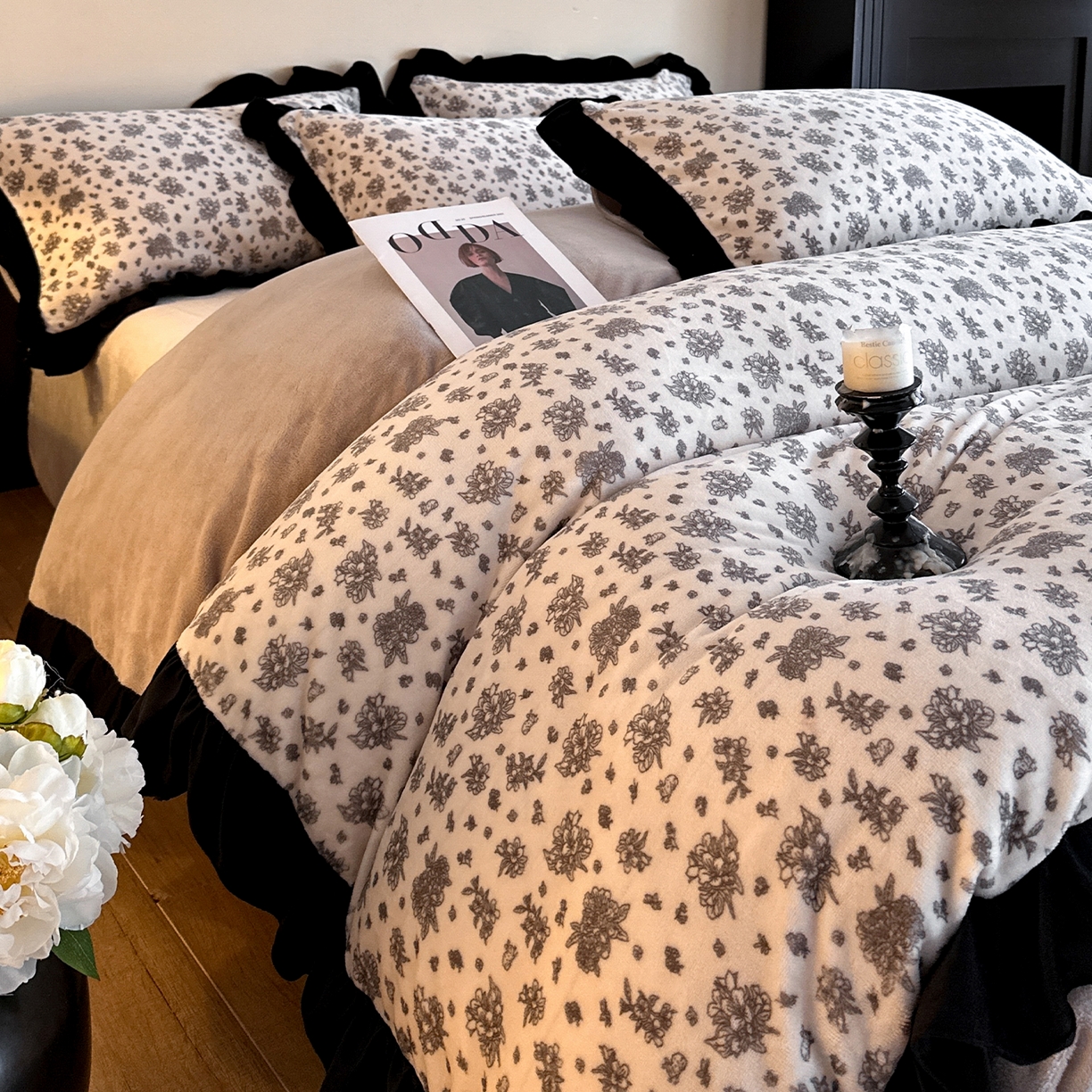 91家纺网 家纺一手货源 找家纺 三朵家纺 2025新款秋冬法式复古风法莱绒花边四件套 黑茶