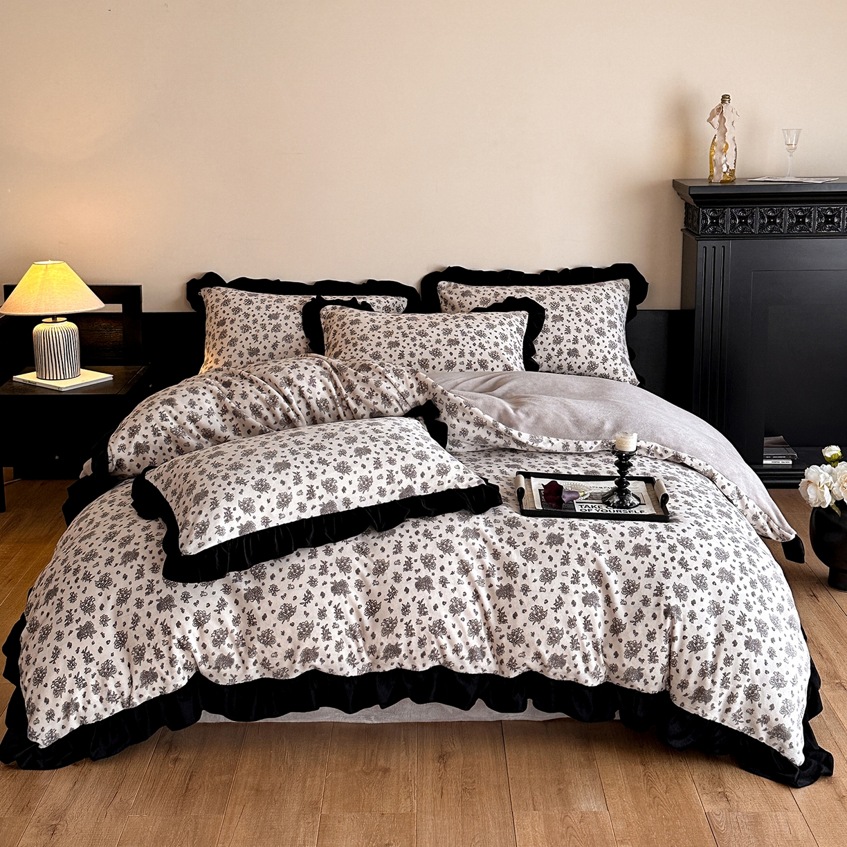 91家纺网 家纺一手货源 找家纺 三朵家纺 2025新款秋冬法式复古风法莱绒花边四件套 黑茶