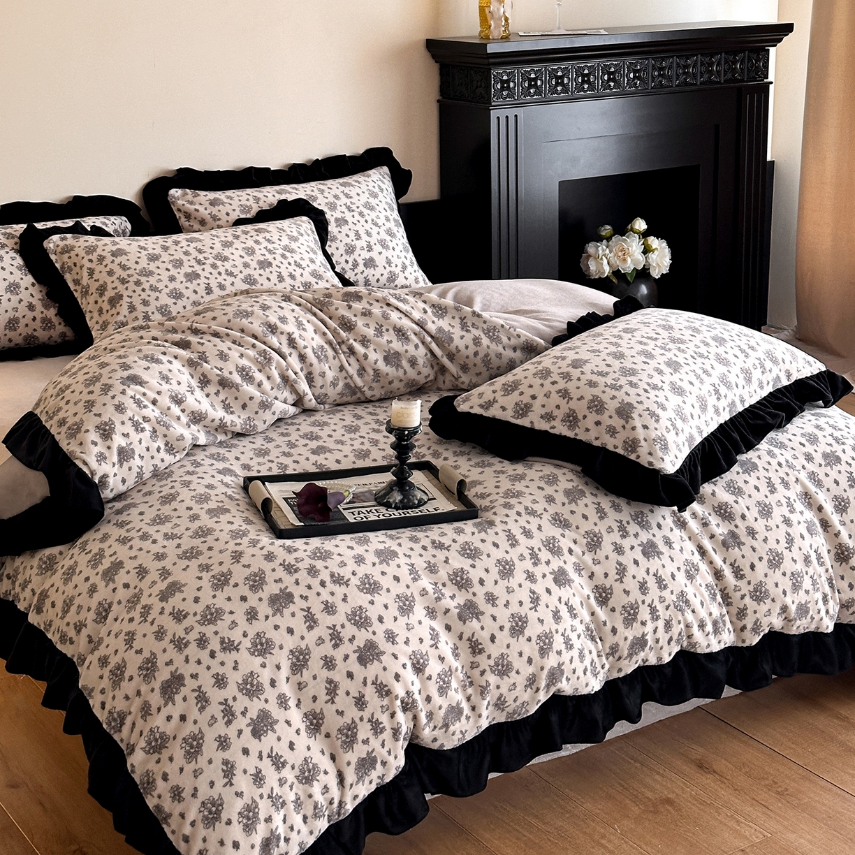 91家纺网 家纺一手货源 找家纺 三朵家纺 2025新款秋冬法式复古风法莱绒花边四件套 黑茶