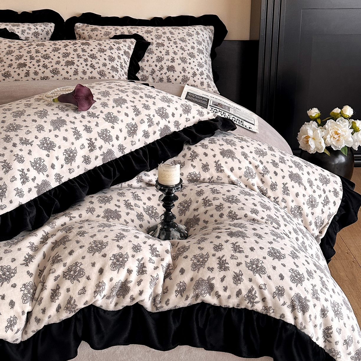 91家纺网 家纺一手货源 找家纺 三朵家纺 2025新款秋冬法式复古风法莱绒花边四件套 黑茶