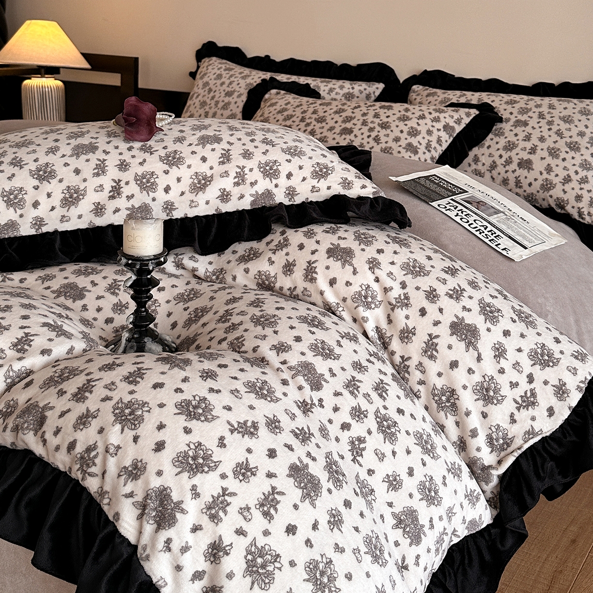 91家纺网 家纺一手货源 找家纺 三朵家纺 2025新款秋冬法式复古风法莱绒花边四件套 黑茶