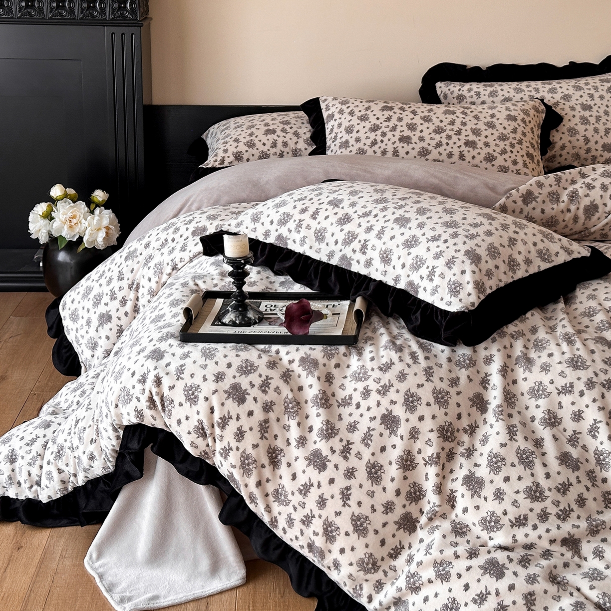 91家纺网 家纺一手货源 找家纺 三朵家纺 2025新款秋冬法式复古风法莱绒花边四件套 黑茶