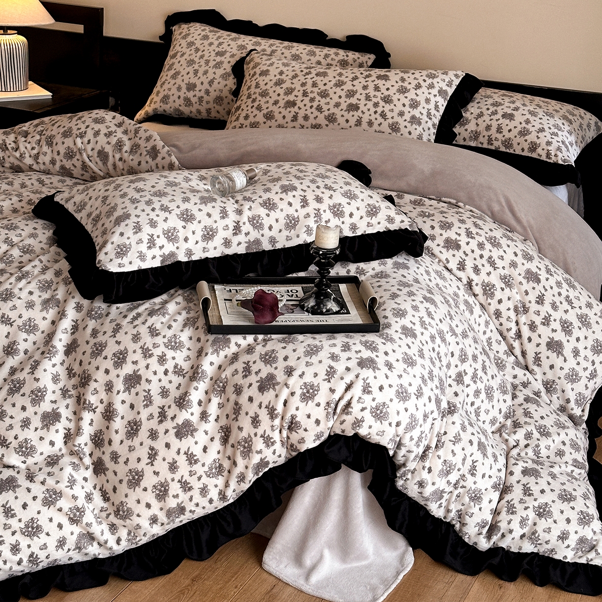 91家纺网 家纺一手货源 找家纺 三朵家纺 2025新款秋冬法式复古风法莱绒花边四件套 黑茶