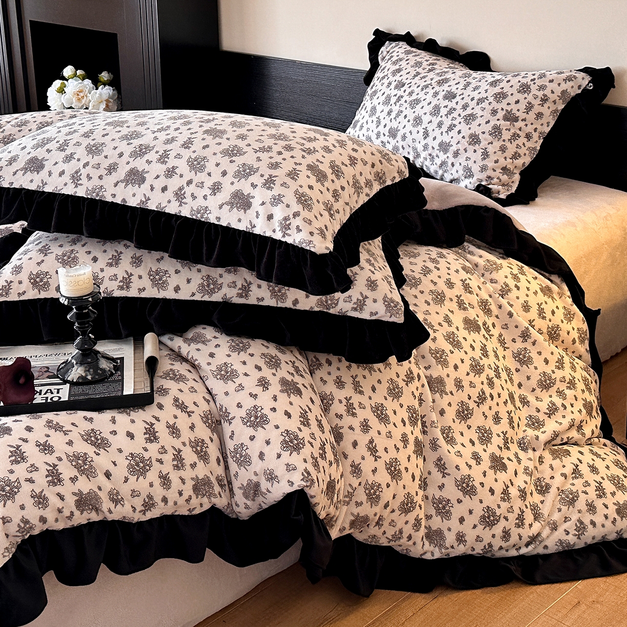 91家纺网 家纺一手货源 找家纺 三朵家纺 2025新款秋冬法式复古风法莱绒花边四件套 黑茶