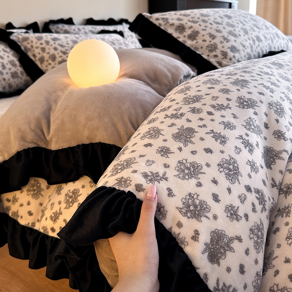 91家纺网 家纺一手货源 找家纺 三朵家纺 2025新款秋冬法式复古风法莱绒花边四件套 黑茶