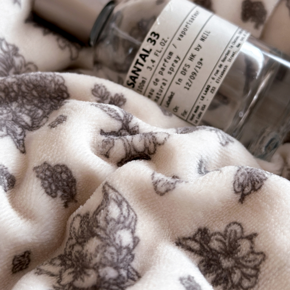 91家纺网 家纺一手货源 找家纺 三朵家纺 2025新款秋冬法式复古风法莱绒花边四件套 黑茶