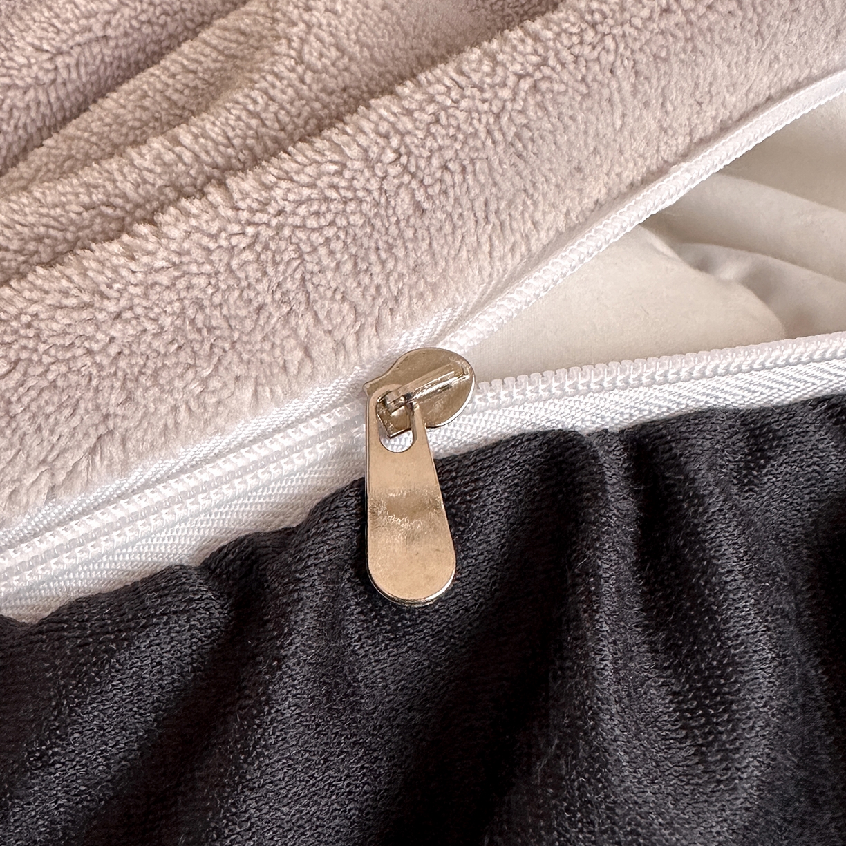 91家纺网 家纺一手货源 找家纺 三朵家纺 2025新款秋冬法式复古风法莱绒花边四件套 黑茶