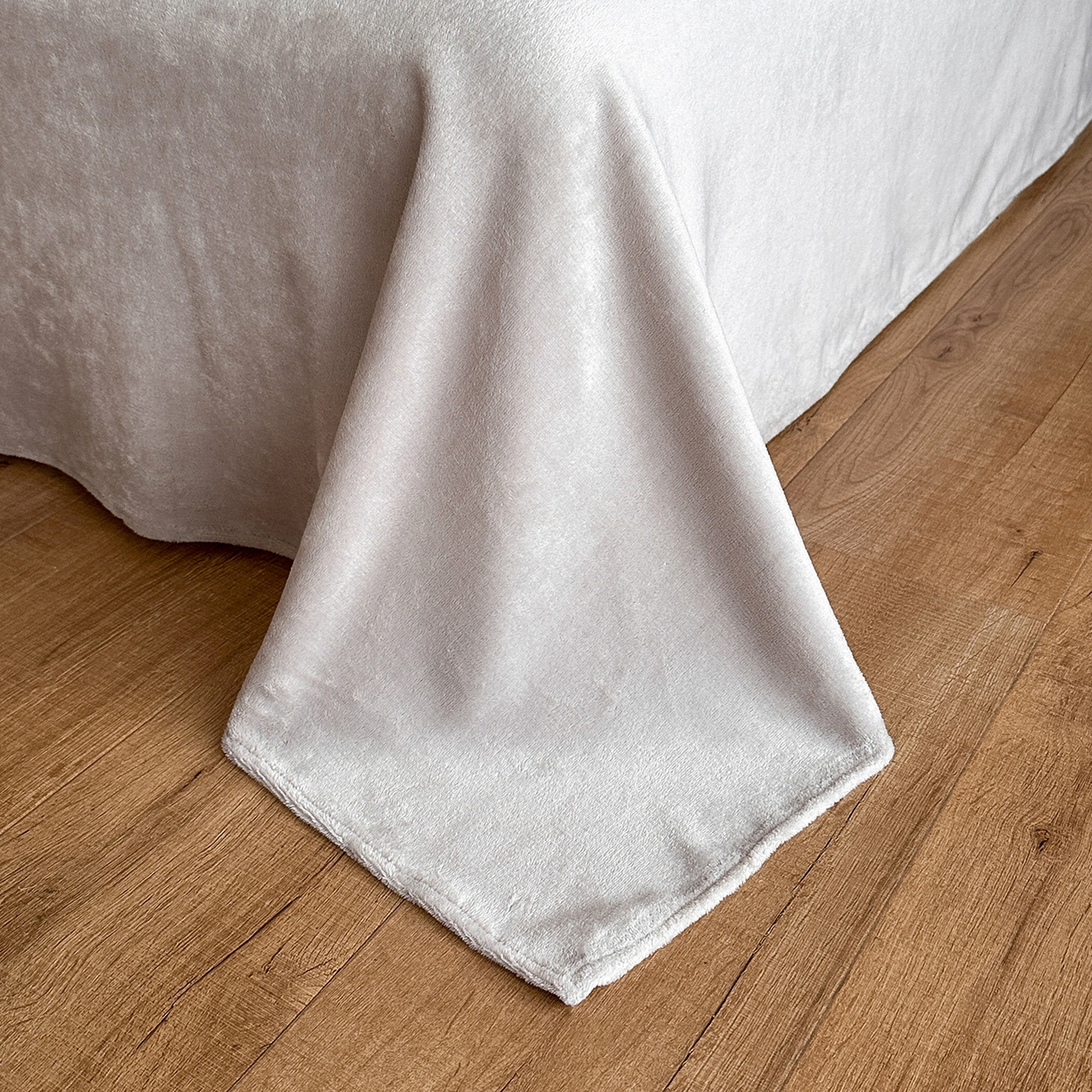 91家纺网 家纺一手货源 找家纺 三朵家纺 2025新款秋冬法式复古风法莱绒花边四件套 黑茶