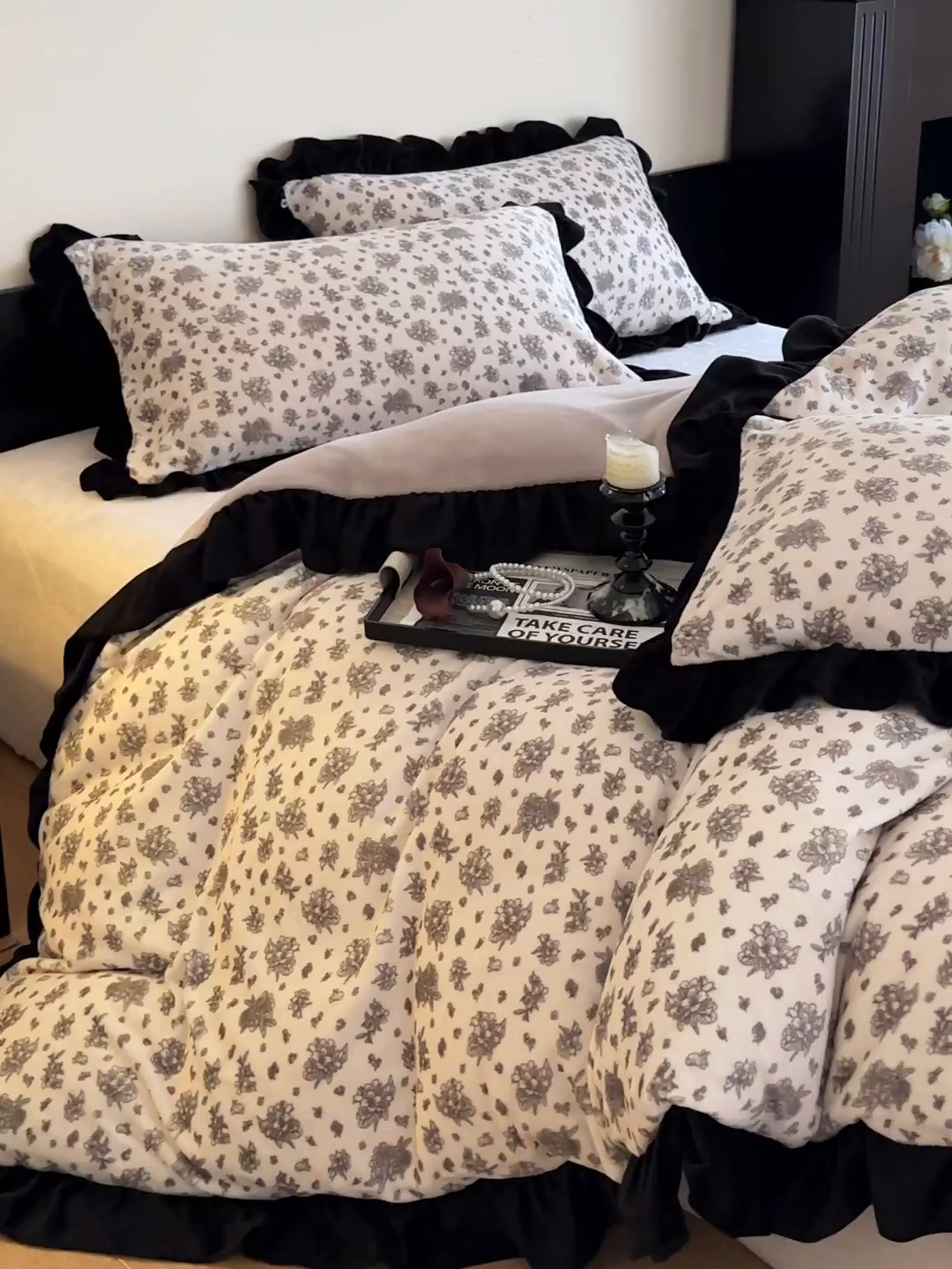 91家纺网 家纺一手货源 找家纺 三朵家纺 2025新款秋冬法式复古风法莱绒花边四件套 黑茶