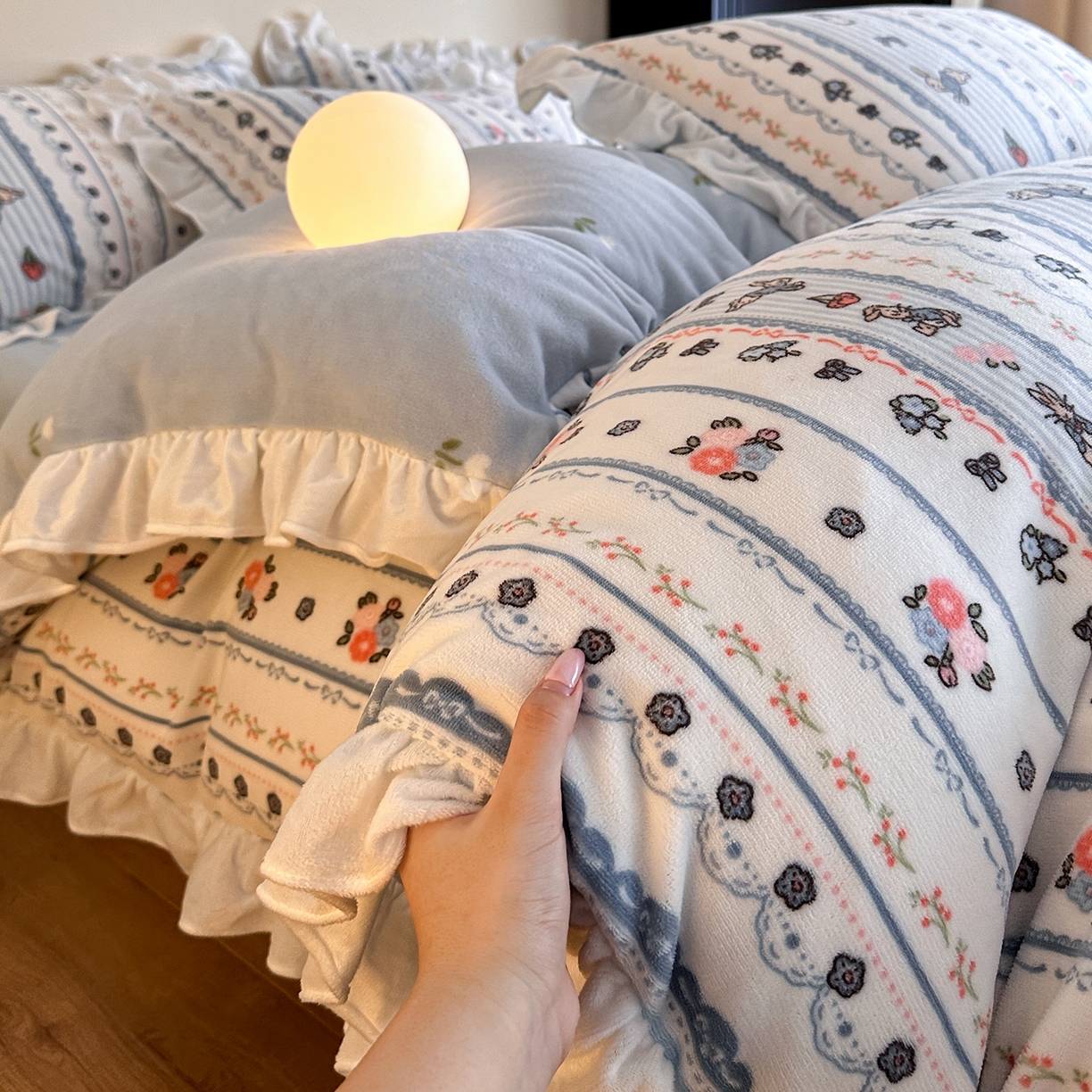 91家纺网 家纺一手货源 找家纺 三朵家纺 2025新款秋冬法式复古风法莱绒花边四件套 兰亭