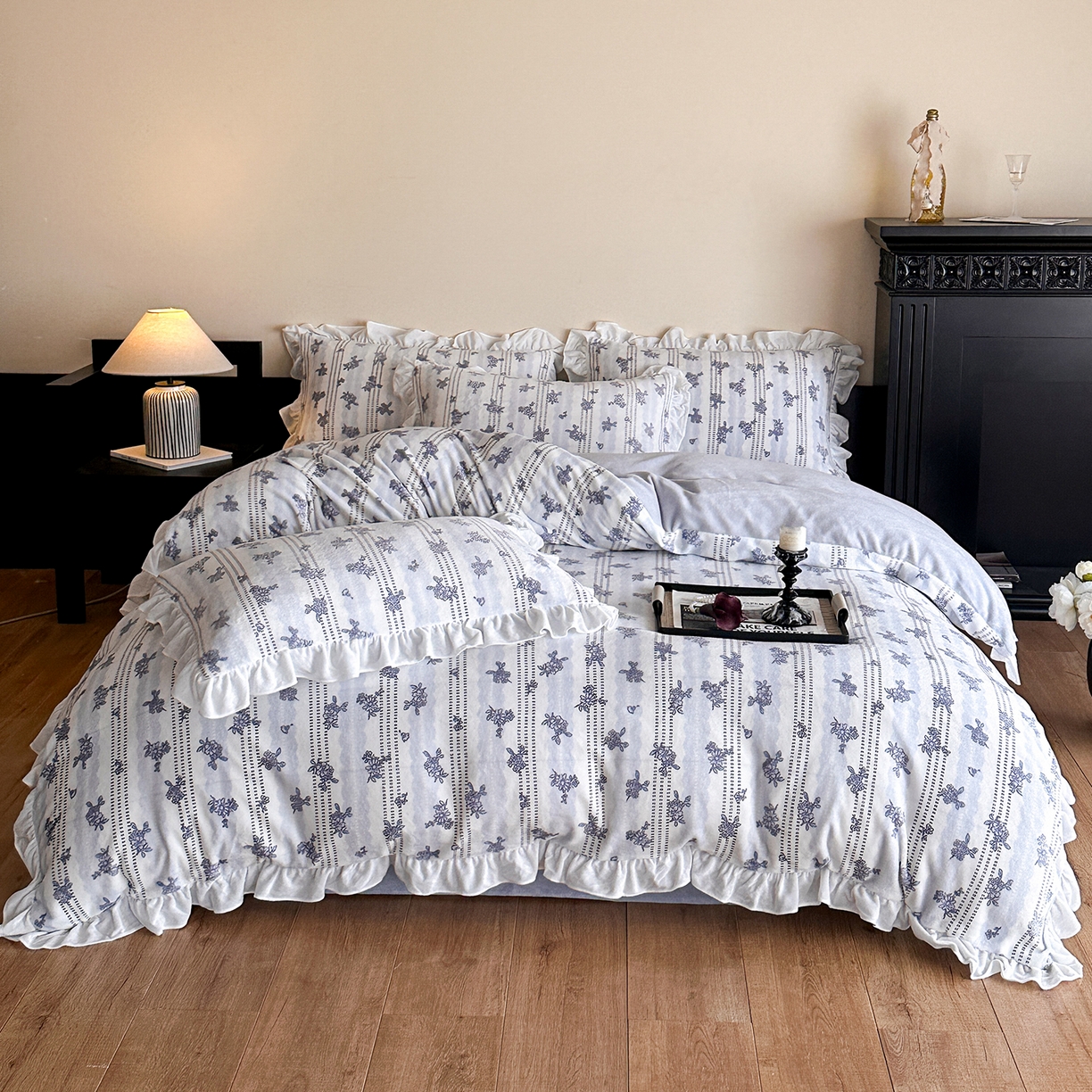 91家纺网 家纺一手货源 找家纺 三朵家纺 2025新款秋冬法式复古风法莱绒花边四件套 青黛