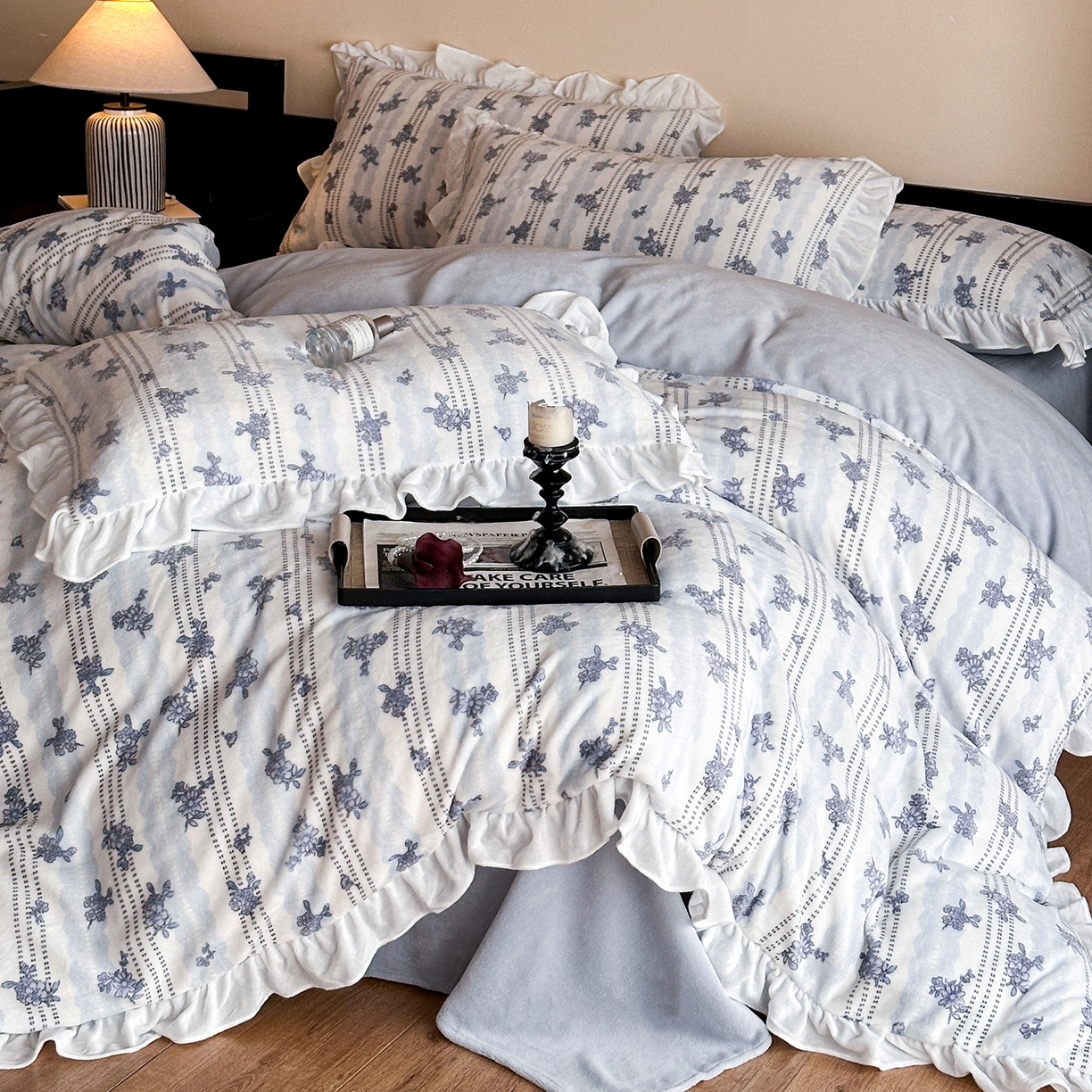 91家纺网 家纺一手货源 找家纺 三朵家纺 2025新款秋冬法式复古风法莱绒花边四件套 青黛