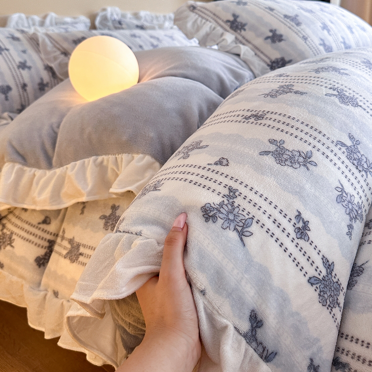 91家纺网 家纺一手货源 找家纺 三朵家纺 2025新款秋冬法式复古风法莱绒花边四件套 青黛