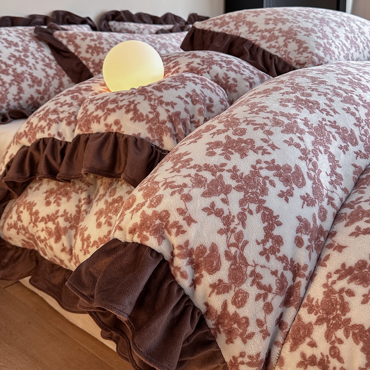 三朵家纺 2025新款秋冬法式复古风法莱绒花边四件套 紫嫣