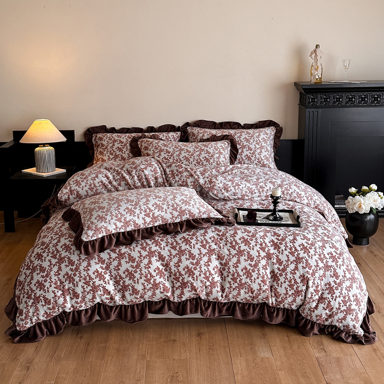 91家纺网 家纺一手货源 找家纺 三朵家纺 2025新款秋冬法式复古风法莱绒花边四件套 紫嫣