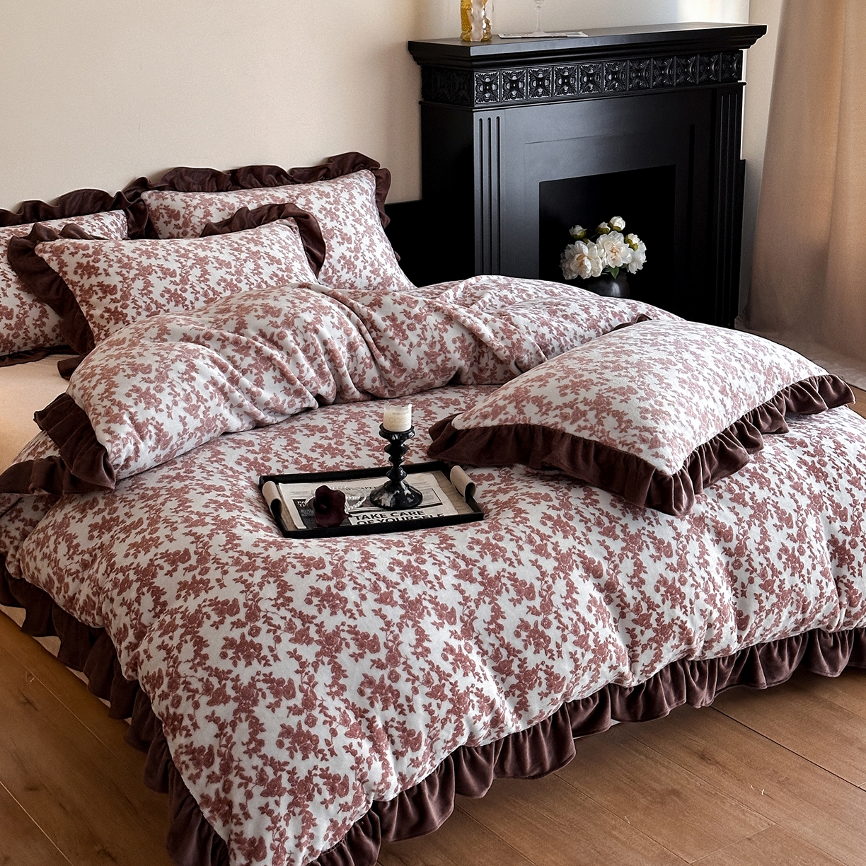 91家纺网 家纺一手货源 找家纺 三朵家纺 2025新款秋冬法式复古风法莱绒花边四件套 紫嫣