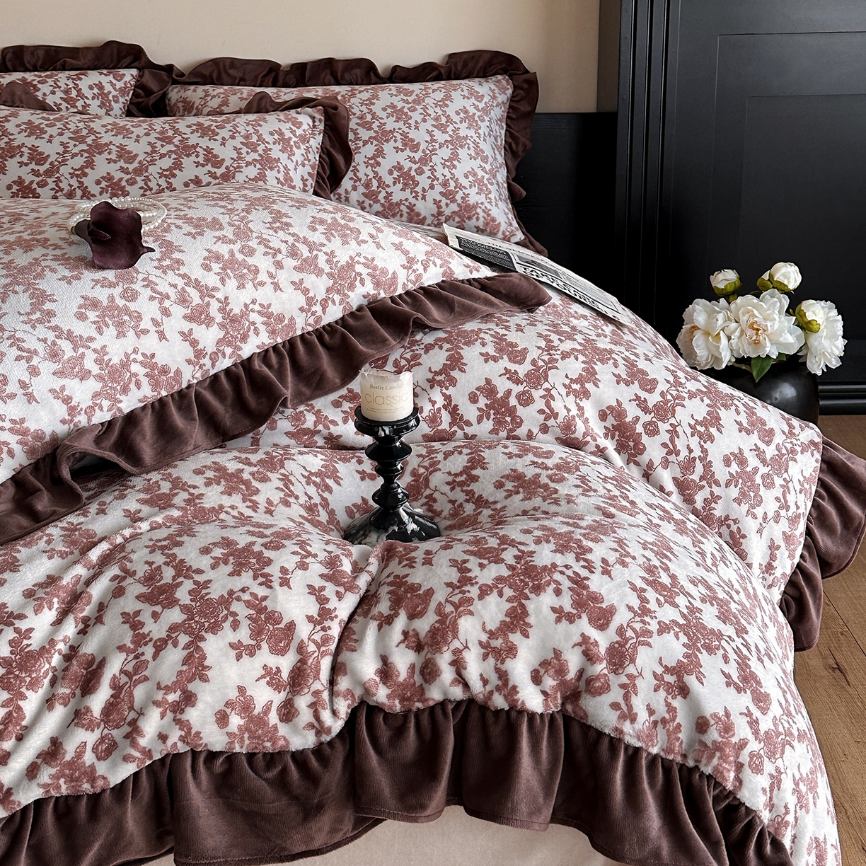 91家纺网 家纺一手货源 找家纺 三朵家纺 2025新款秋冬法式复古风法莱绒花边四件套 紫嫣