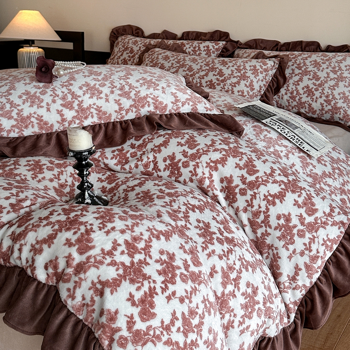 91家纺网 家纺一手货源 找家纺 三朵家纺 2025新款秋冬法式复古风法莱绒花边四件套 紫嫣