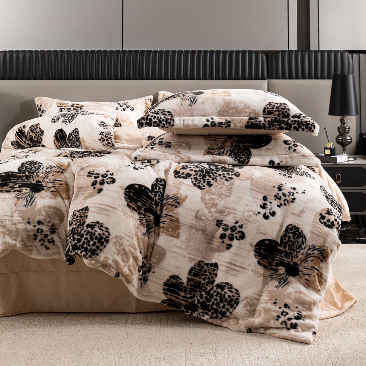 91家纺网 家纺一手货源 找家纺 锦罗绣 2025新款全消光兔绒300克牛奶绒四件套 满园金色