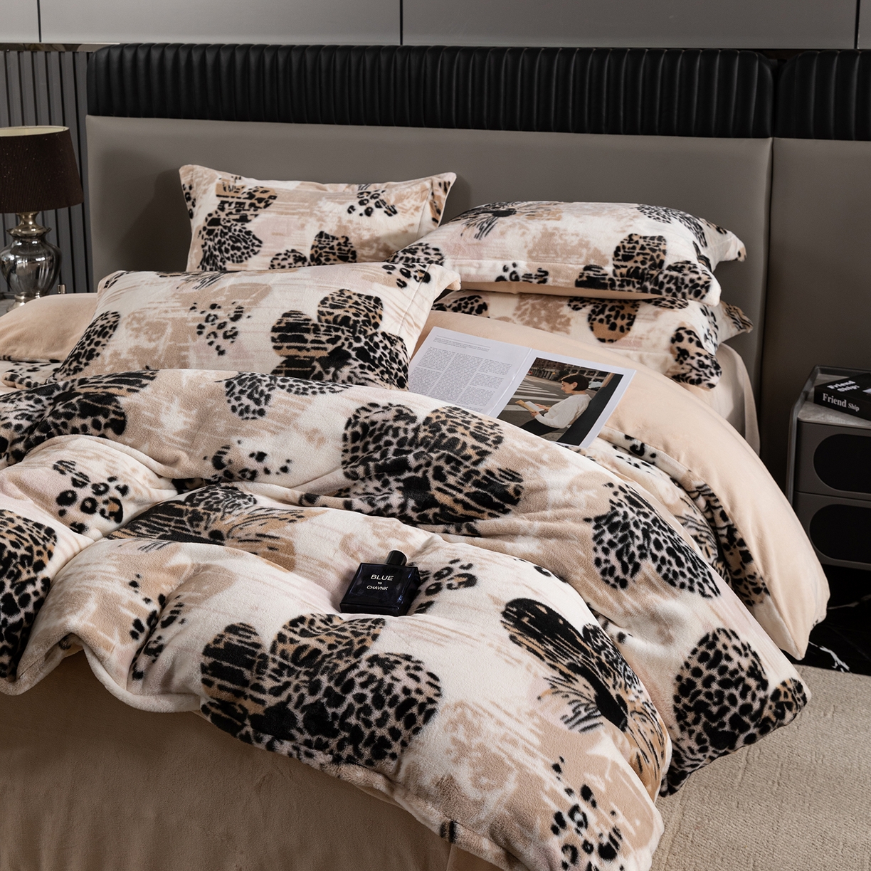 91家纺网 家纺一手货源 找家纺 锦罗绣 2025新款全消光兔绒300克牛奶绒四件套 满园金色