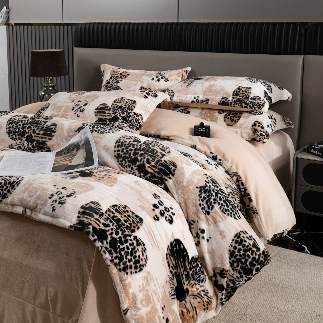 91家纺网 家纺一手货源 找家纺 锦罗绣 2025新款全消光兔绒300克牛奶绒四件套 满园金色