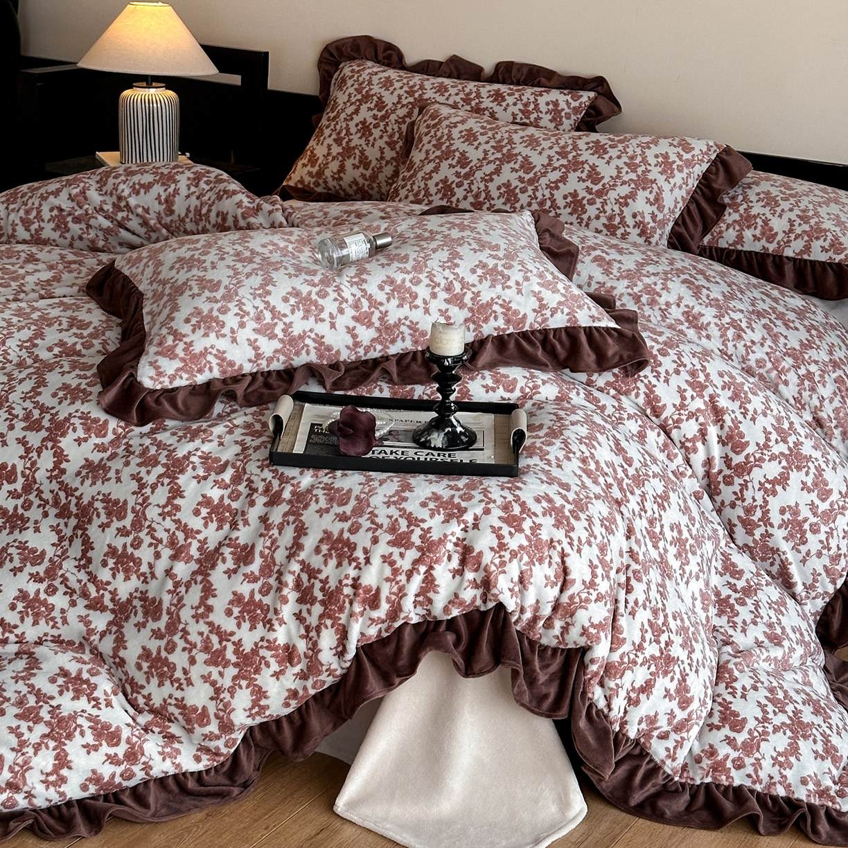 91家纺网 家纺一手货源 找家纺 三朵家纺 2025新款秋冬法式复古风法莱绒花边四件套 紫嫣