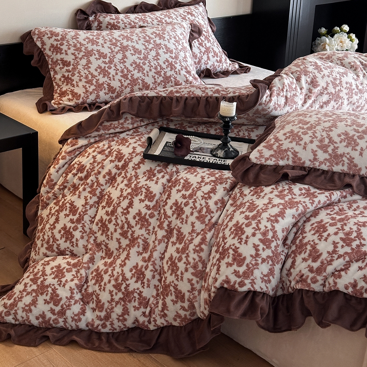 91家纺网 家纺一手货源 找家纺 三朵家纺 2025新款秋冬法式复古风法莱绒花边四件套 紫嫣