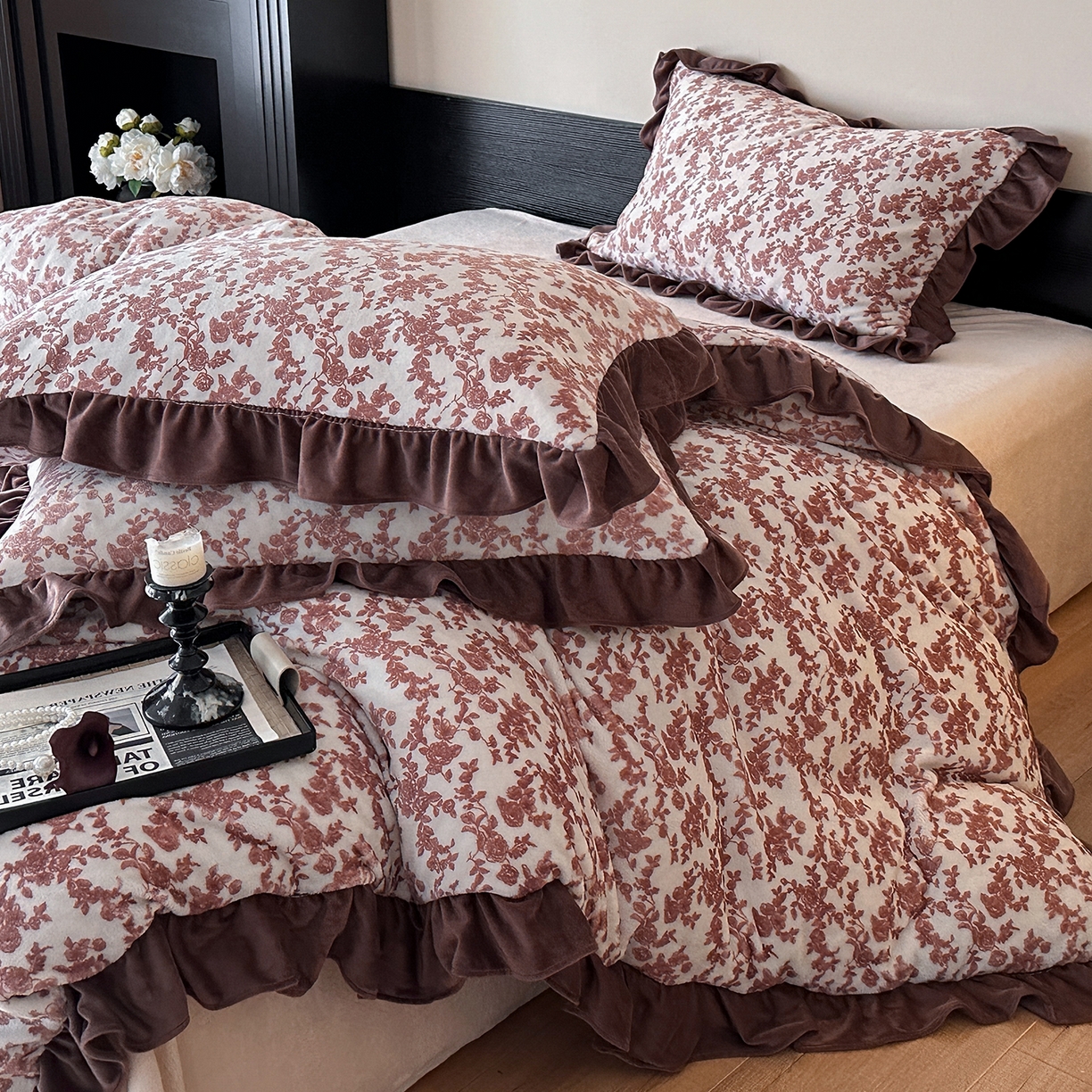 91家纺网 家纺一手货源 找家纺 三朵家纺 2025新款秋冬法式复古风法莱绒花边四件套 紫嫣