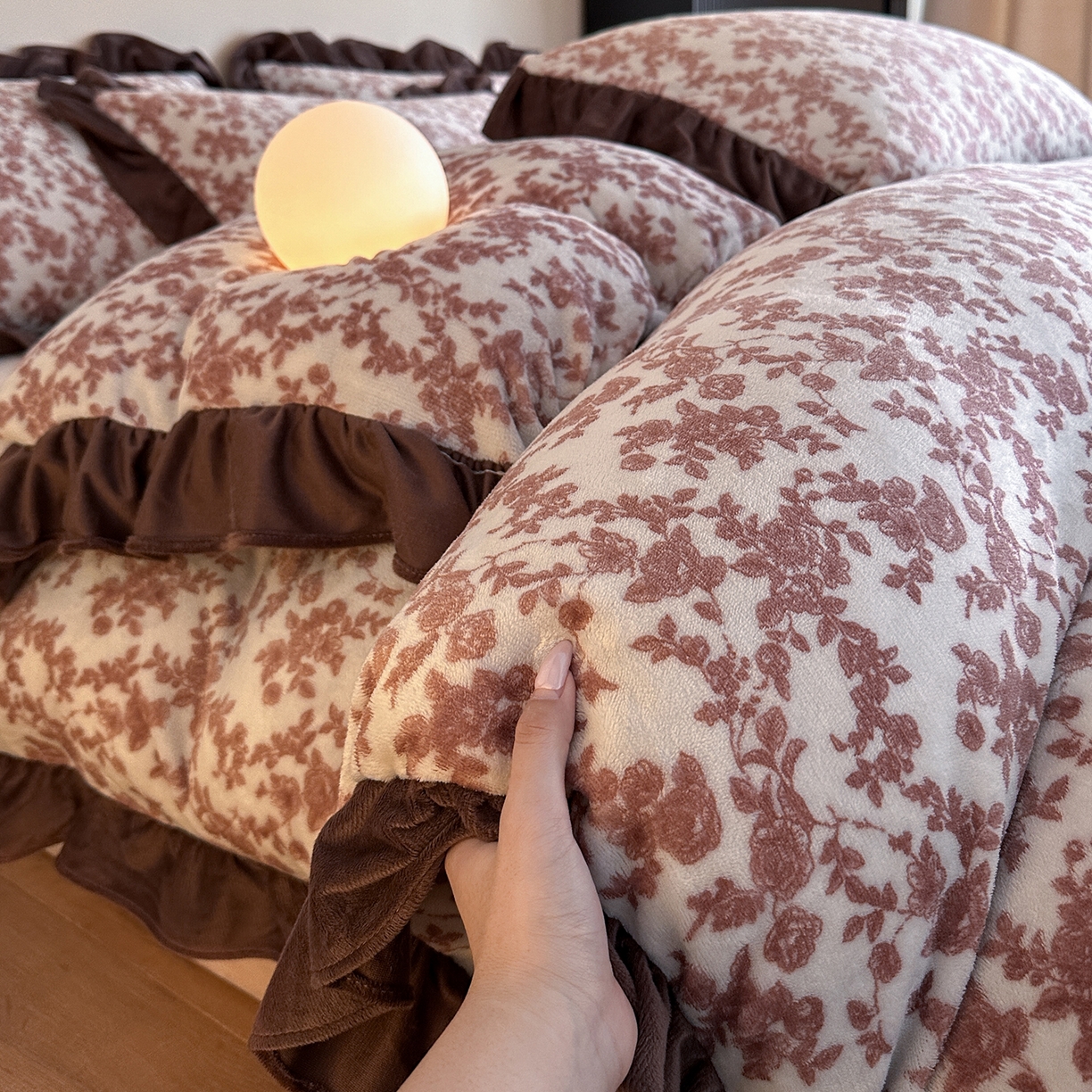 91家纺网 家纺一手货源 找家纺 三朵家纺 2025新款秋冬法式复古风法莱绒花边四件套 紫嫣