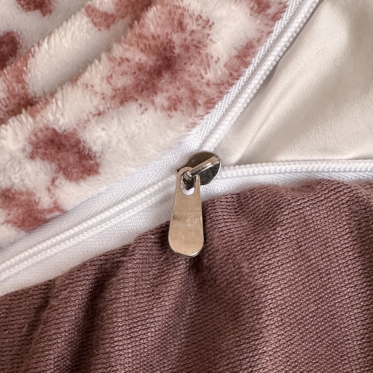 91家纺网 家纺一手货源 找家纺 三朵家纺 2025新款秋冬法式复古风法莱绒花边四件套 紫嫣