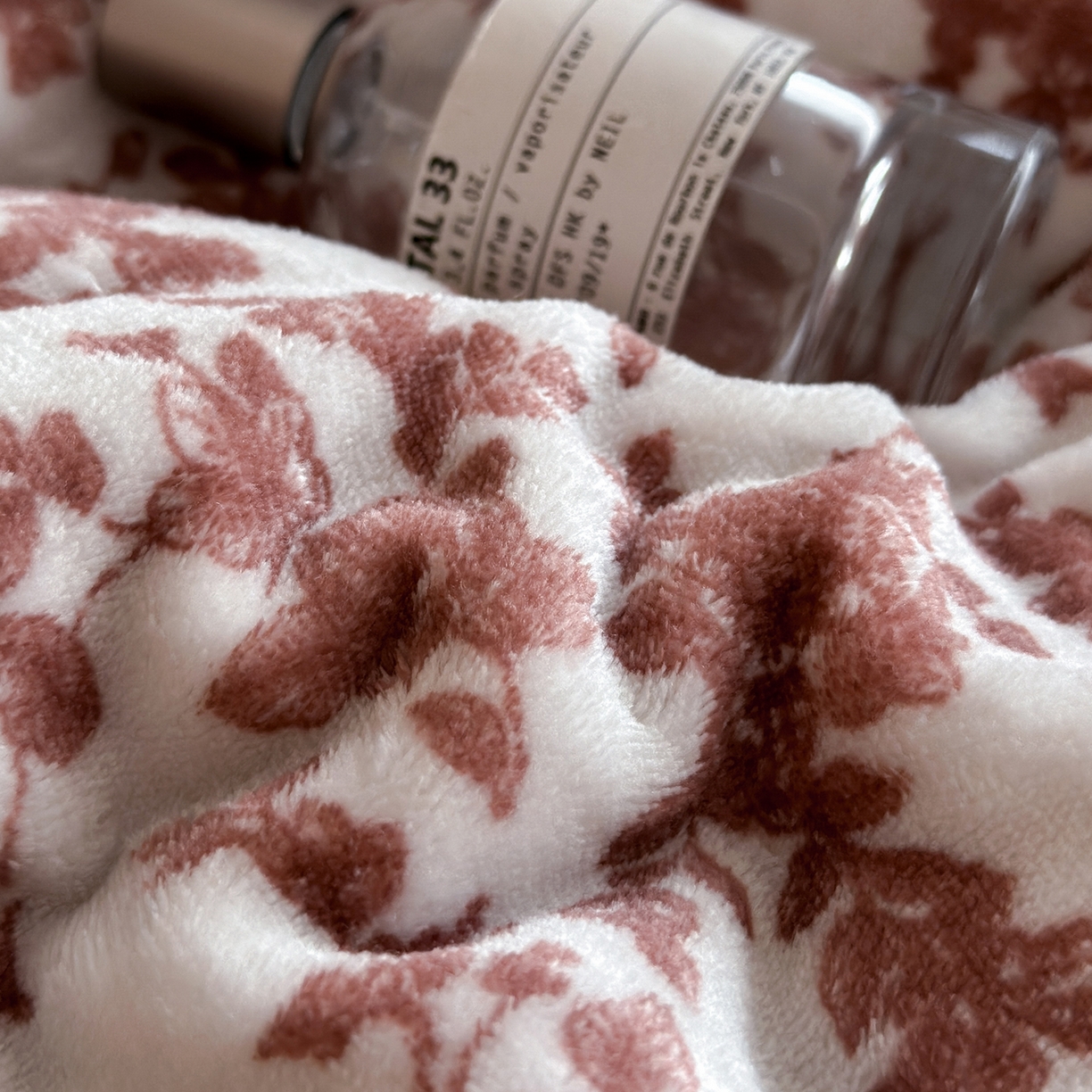 91家纺网 家纺一手货源 找家纺 三朵家纺 2025新款秋冬法式复古风法莱绒花边四件套 紫嫣