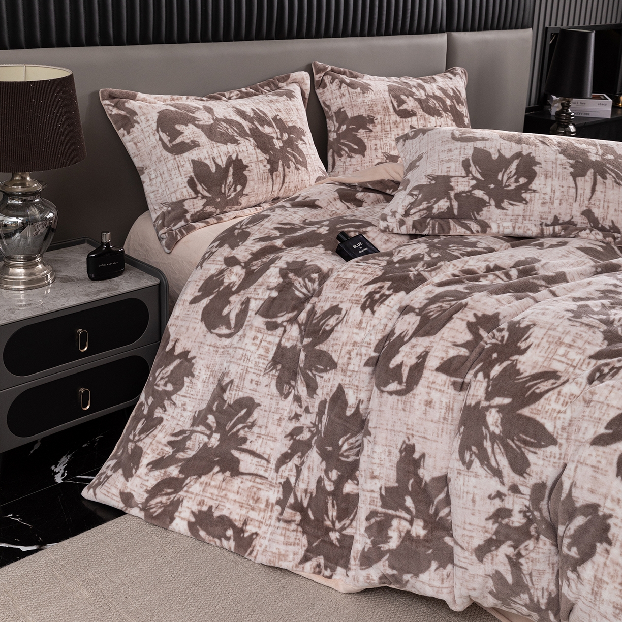 91家纺网 家纺一手货源 找家纺 锦罗绣 2025新款全消光兔绒300克牛奶绒四件套 山水一色