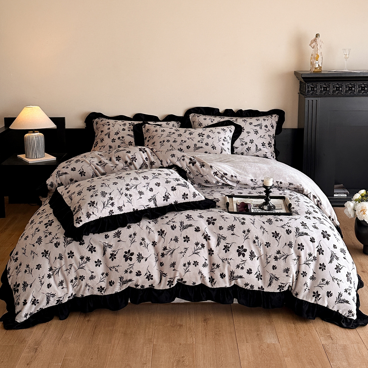 91家纺网 家纺一手货源 找家纺 三朵家纺 2025新款秋冬法式复古风法莱绒花边四件套 醉颜-黑